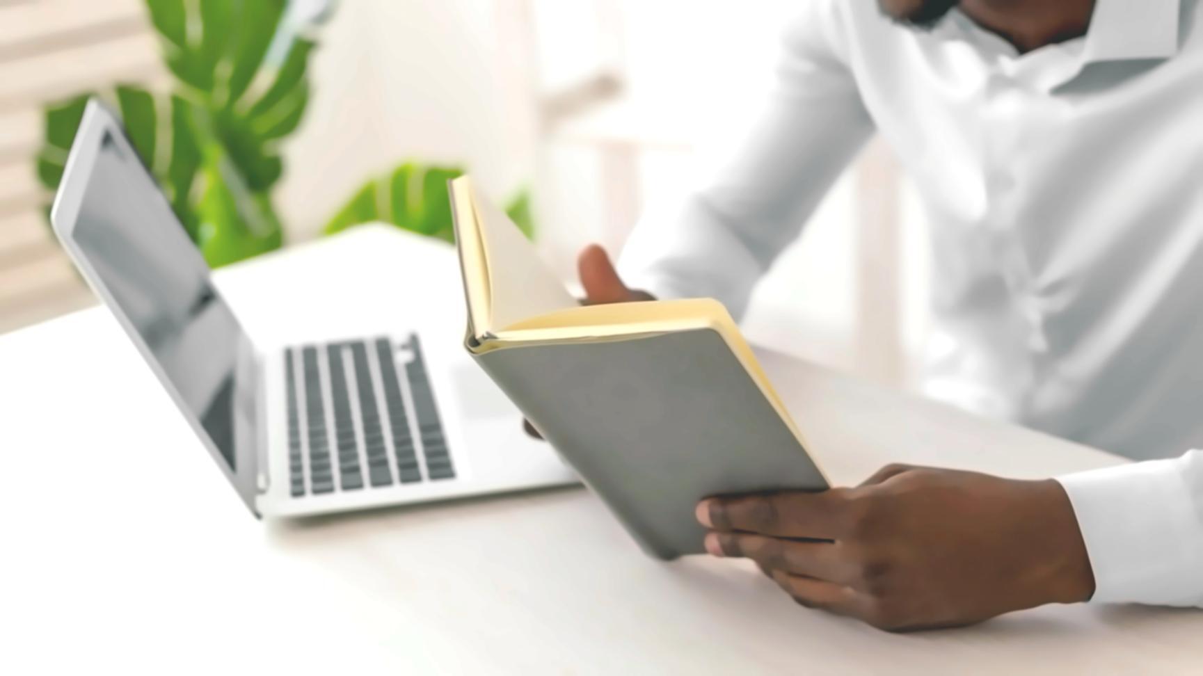 Environnement de travail organisé montrant les résultats du coaching